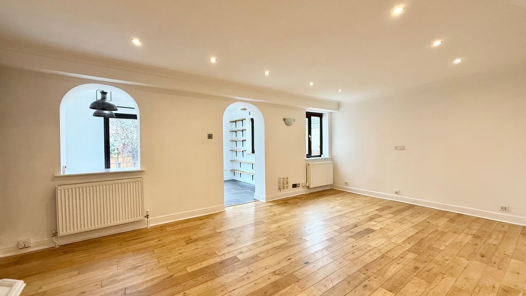 Property photo 3 of 19 Lounge