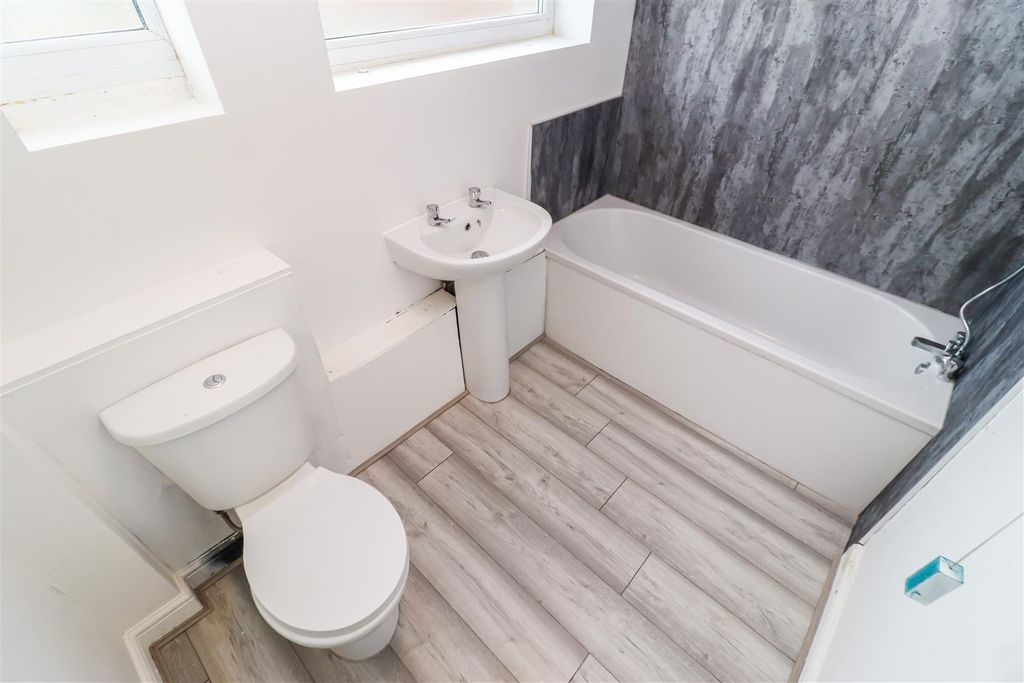 Property photo 3 of 8 Bathroom/W.C.