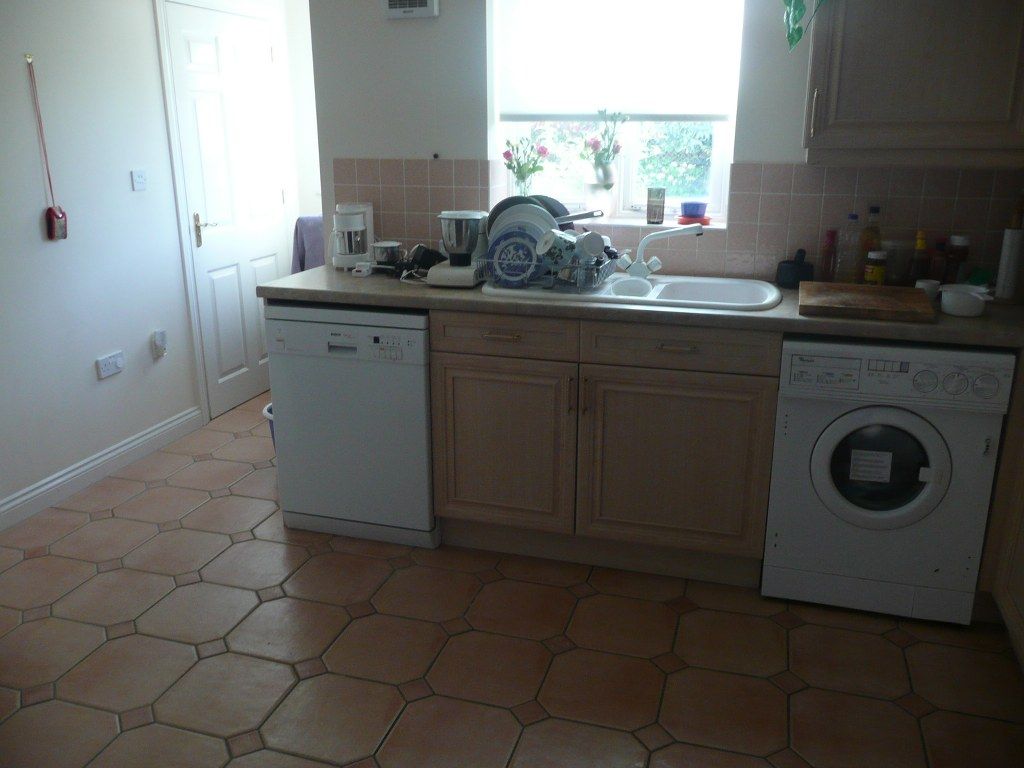 Property photo 3 of 11 Kitchen