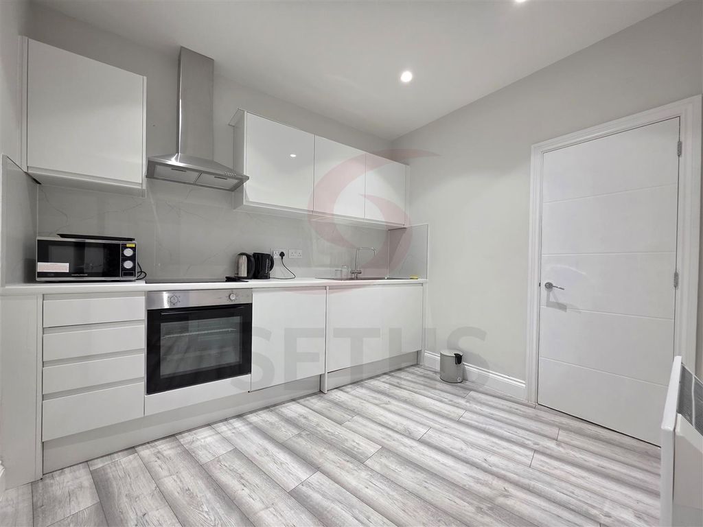 Property photo 2 of 7 Kitchen