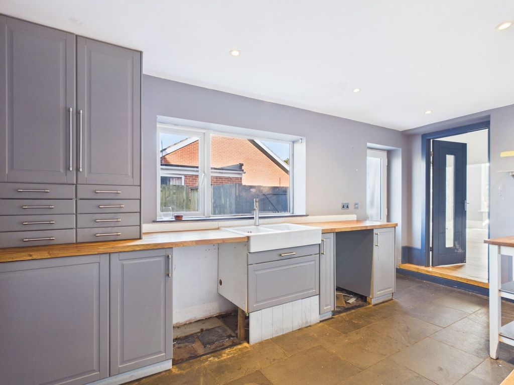 Property photo 3 of 12 Kitchen