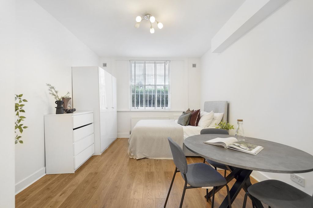 Property photo 1 of 14 Flat 4, 30 Pembridge Square - Qbpdmevazlv0Ift2Xyhu