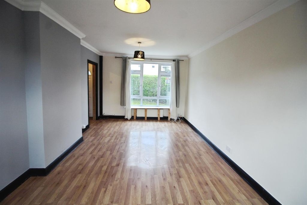 Property photo 3 of 10 Lounge