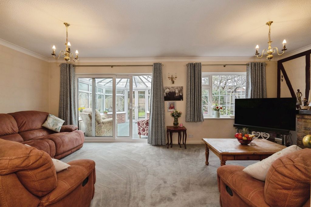 Property photo 2 of 20 Lounge