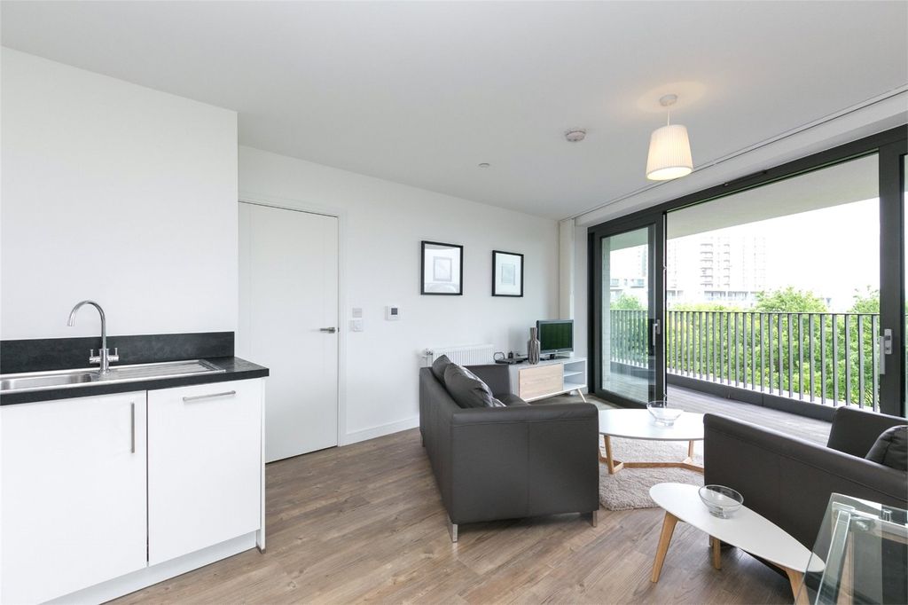 Property photo 2 of 8 Reception/Kitchen