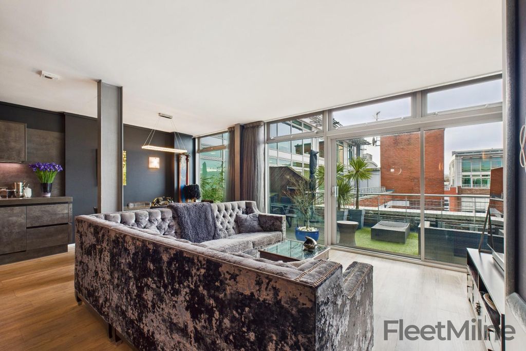 Property photo 1 of 30 Living/Dining Room