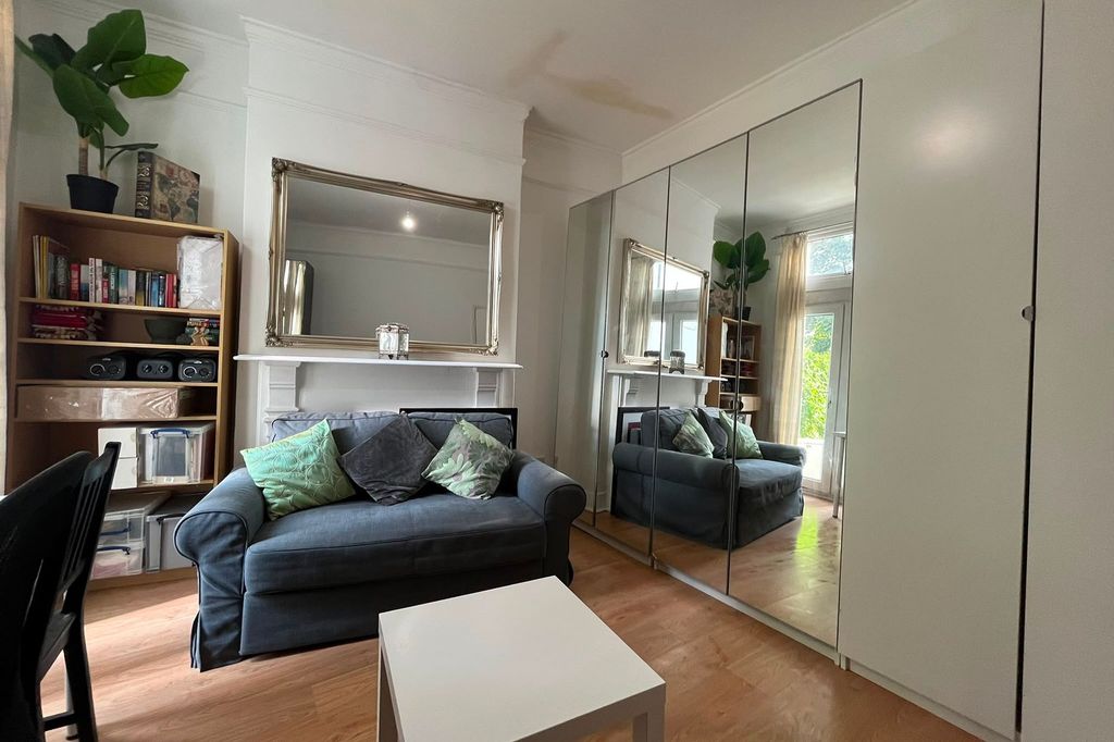 Property photo 3 of 35 2 Blakemore Road, Streatham Hill, London Sw16 1Nh