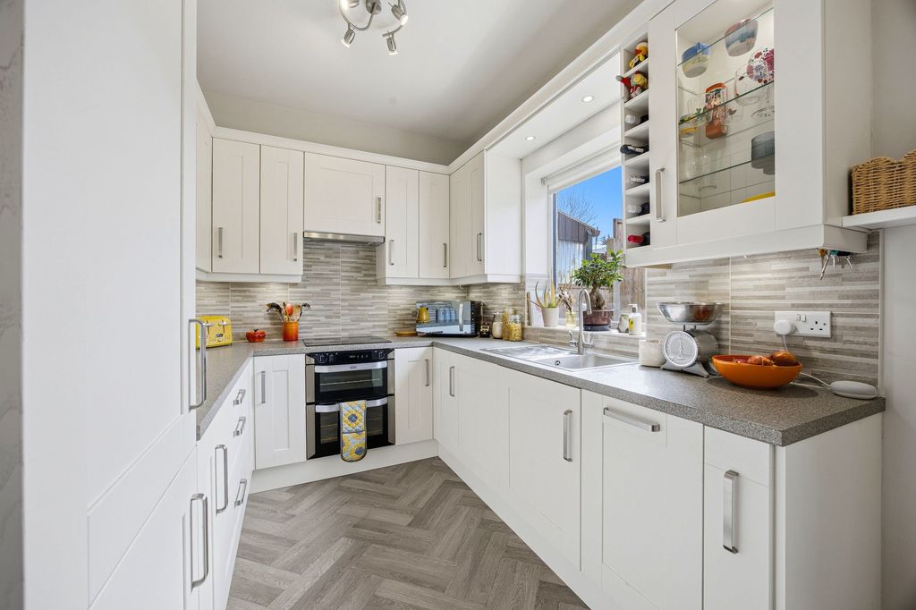 Property photo 1 of 28