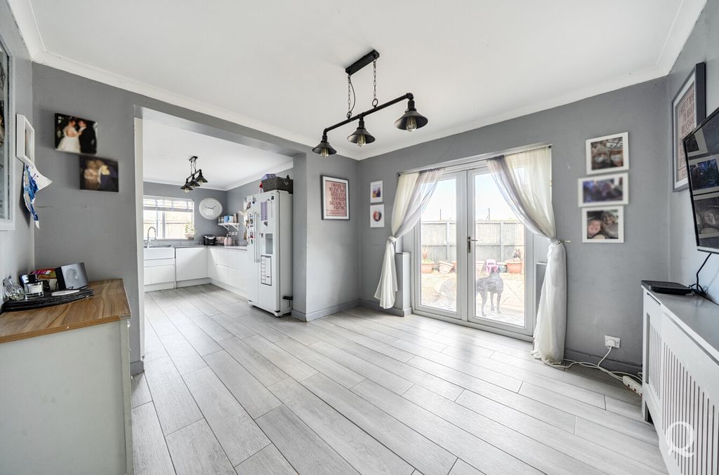 Property photo 3 of 25 38F05173-4Cf1-4c3...