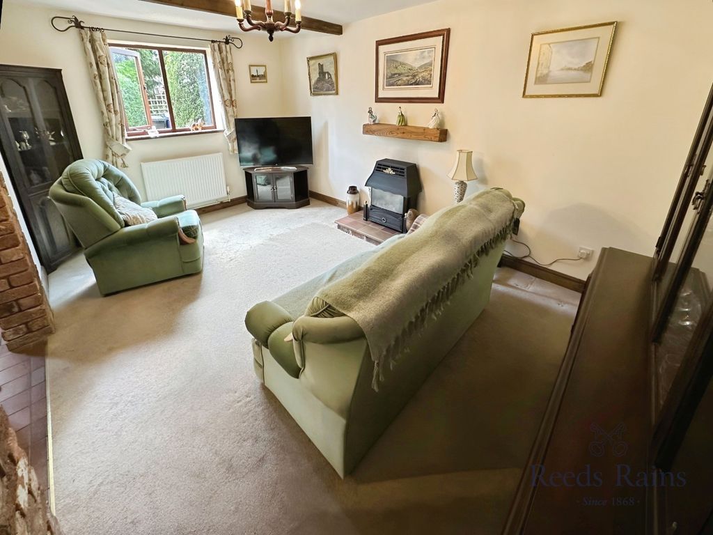 Property photo 2 of 17 Lounge