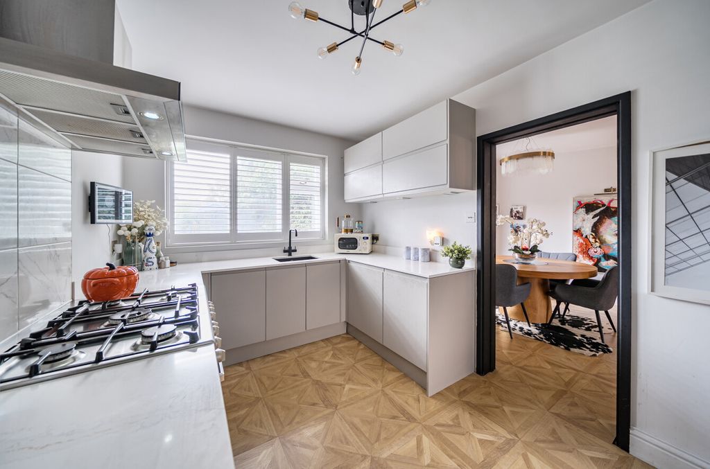 Property photo 3 of 12 1373458-25-690396...