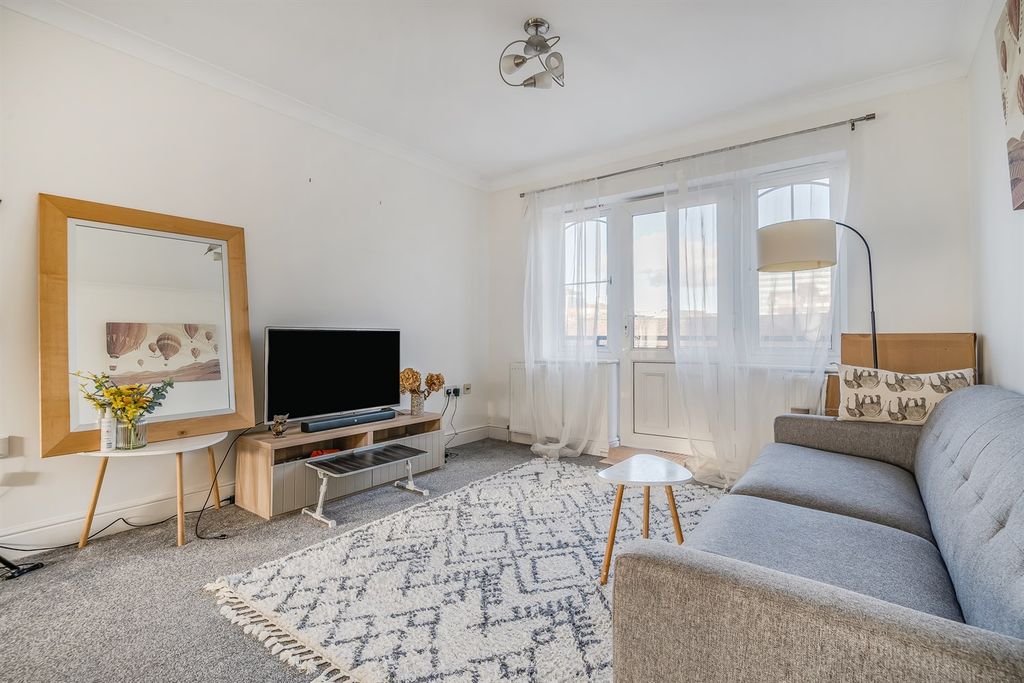 Property photo 2 of 11 Living Room