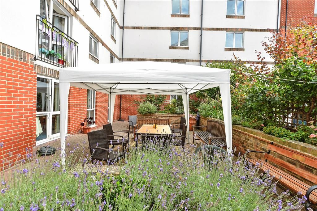 Property photo 2 of 14 Communal Gardens