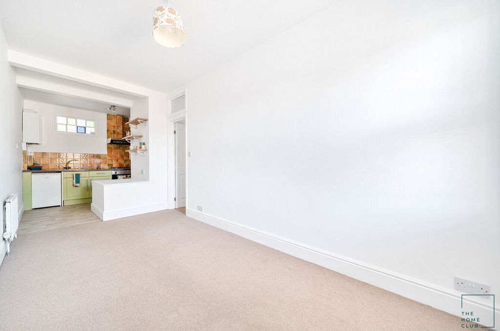 Property photo 3 of 15 Cb2F6Ced-0ee5-4B44-8123-4B8Ae576393c