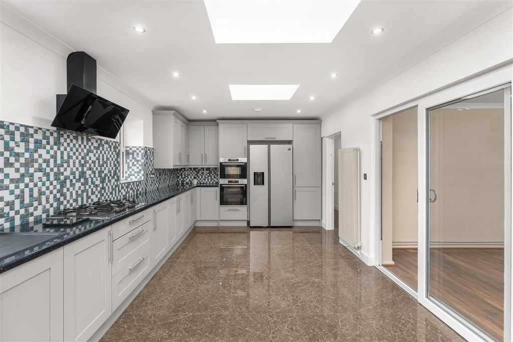 Property photo 2 of 18 37 Kingfisher Drive, Banbury-10.Jpg