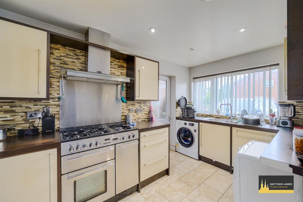 Property photo 3 of 16 Kitchen
