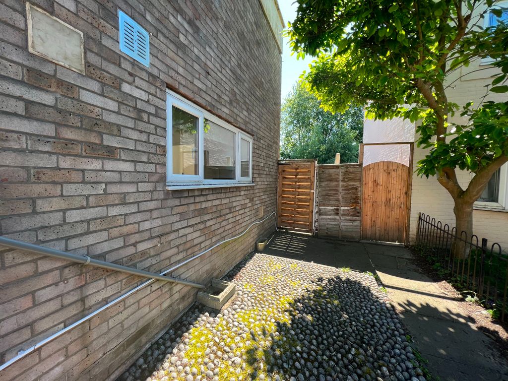 Property photo 2 of 28
