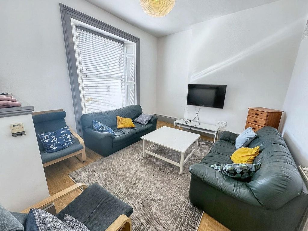 Property photo 1 of 10 Lounge