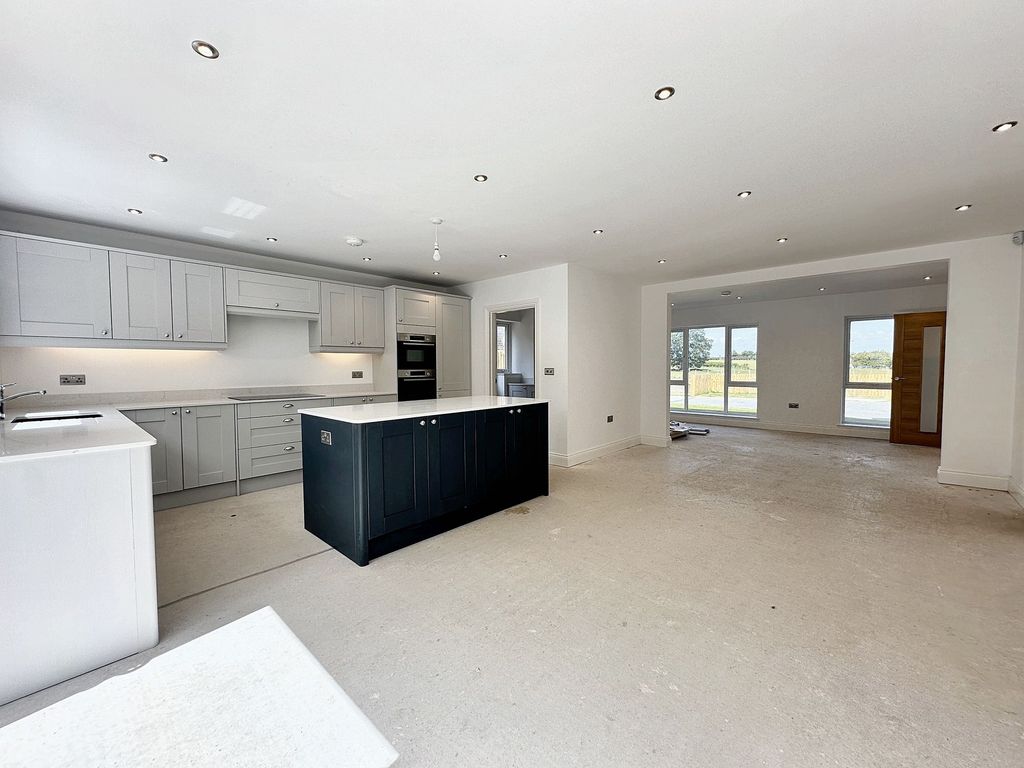 Property photo 2 of 23 Family Dining Kitchen