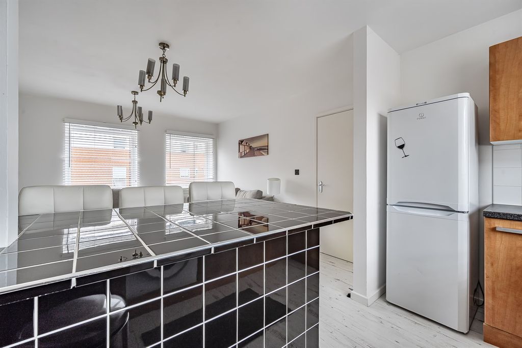 Property photo 3 of 11 Kitchen