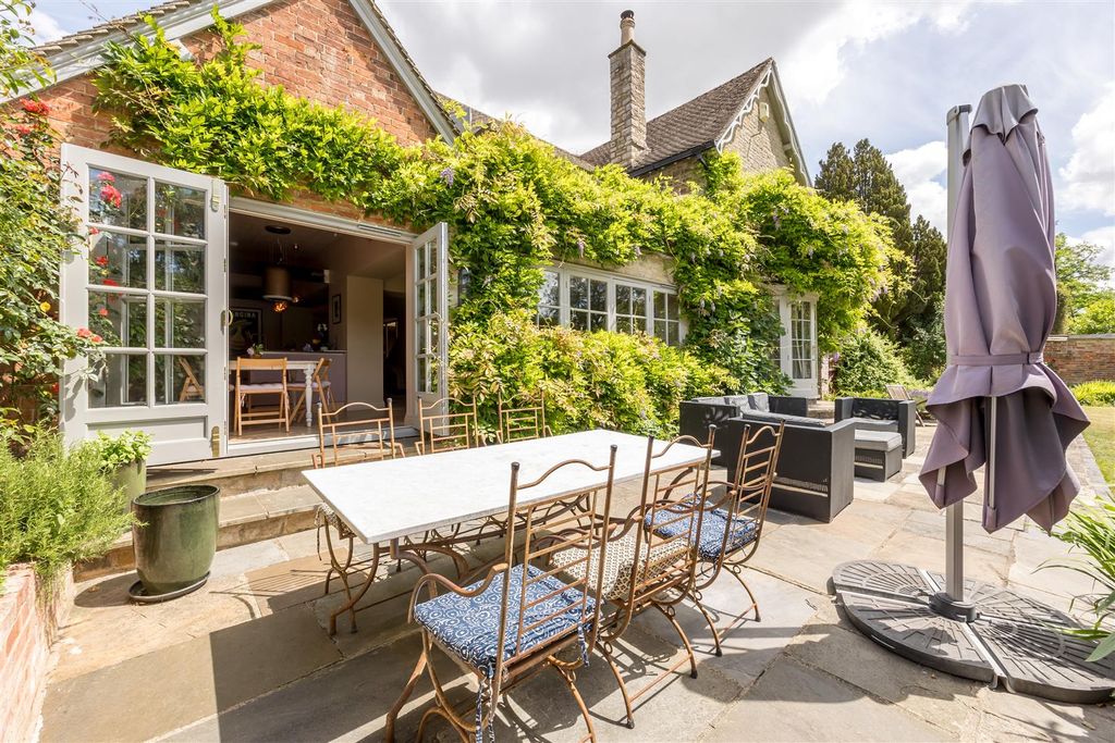 Property photo 2 of 24 Outside Dining A Must!