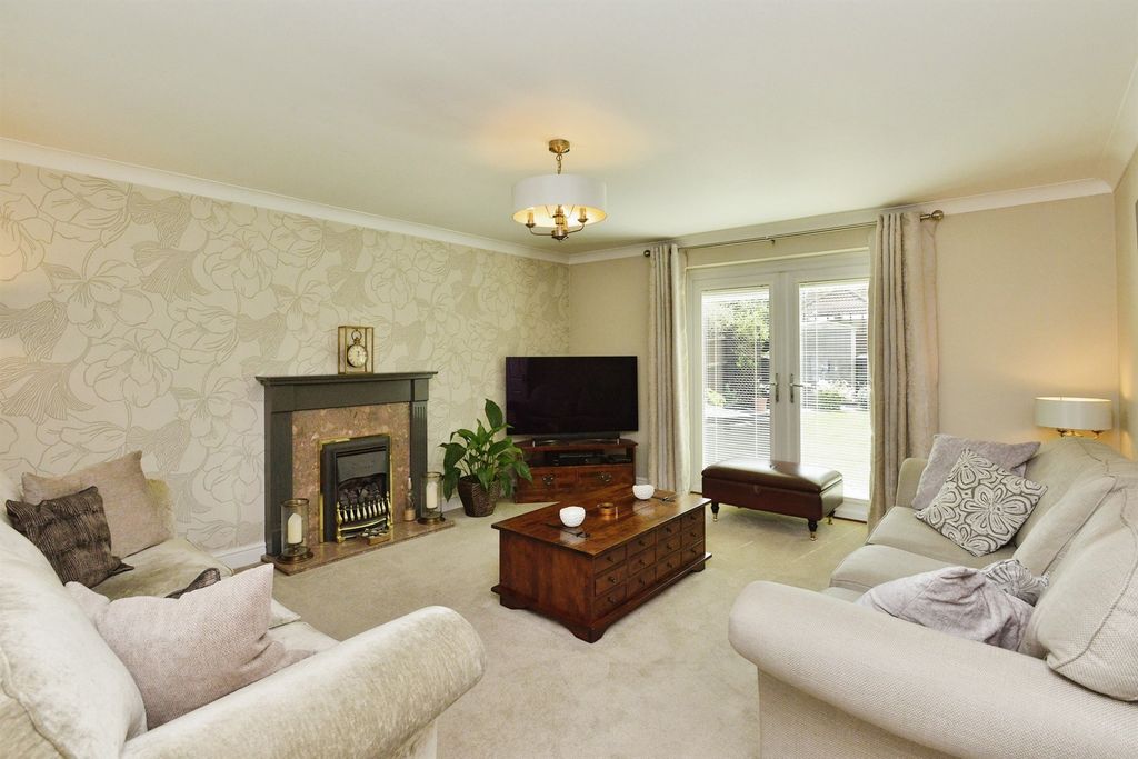 Property photo 3 of 15 Lounge