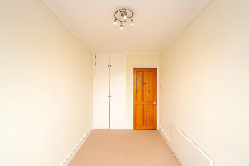 Property photo 3 of 11 Room 3