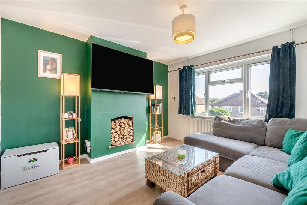 Property photo 2 of 17 8664321-Interior02.Jpg