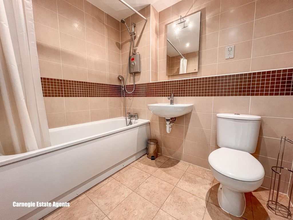 Property photo 3 of 19 Bathroom