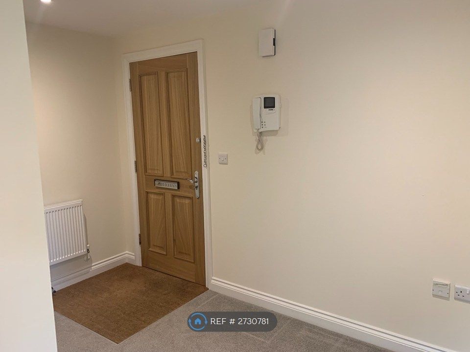 Property photo 2 of 11 Entrance Hall