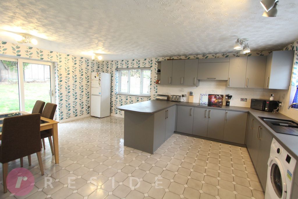 Property photo 3 of 28 Breakfast Kitchen
