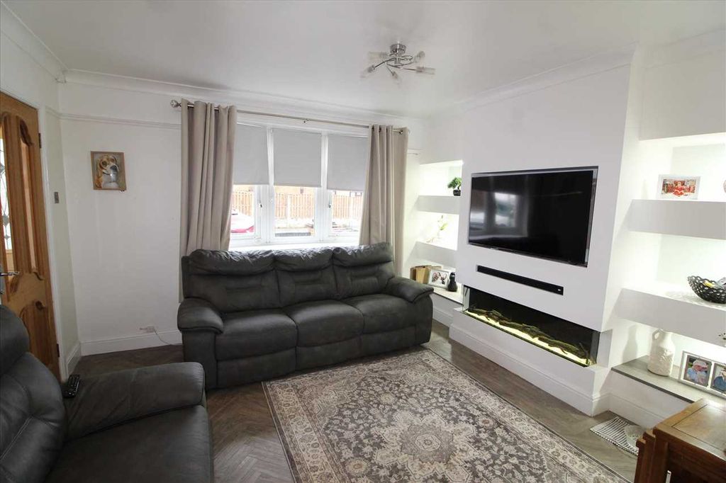 Property photo 3 of 13 Lounge