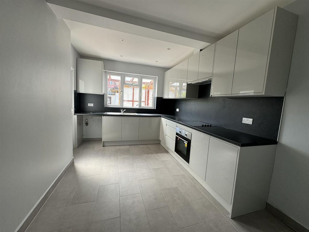Property photo 2 of 8 Kitchen
