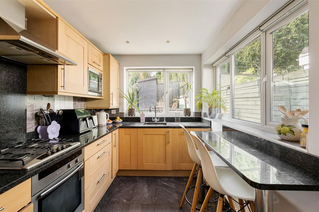 Property photo 3 of 38 Gladstone Road, Ig9