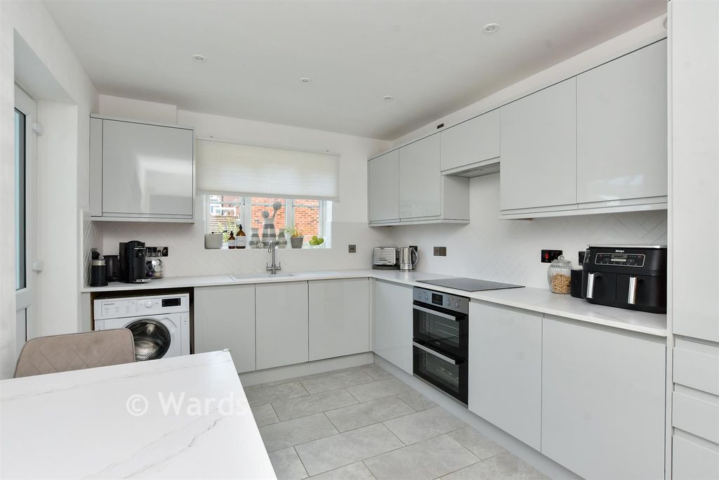 Property photo 1 of 17 Kitchen