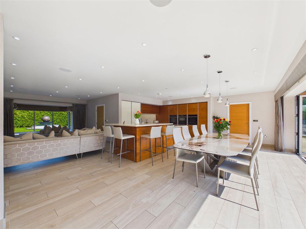 Property photo 2 of 39 Living Kitchen
