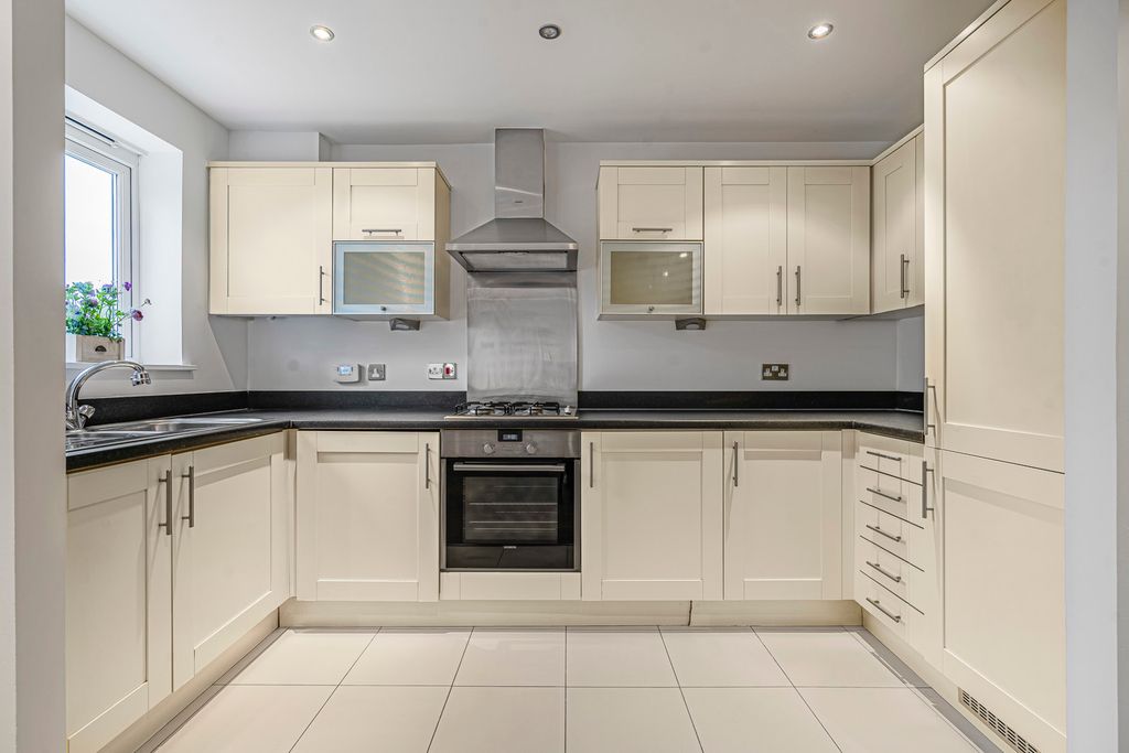 Property photo 3 of 9 Kitchen