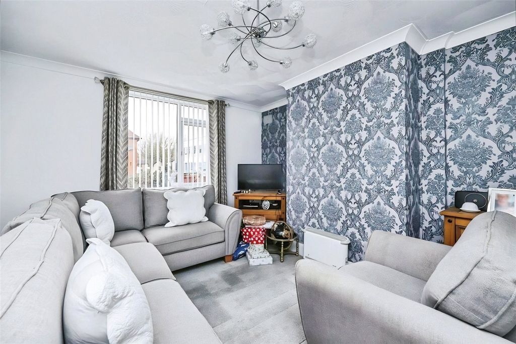 Property photo 3 of 13 Lounge