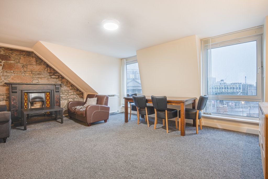 Property photo 3 of 12 Livingangle1