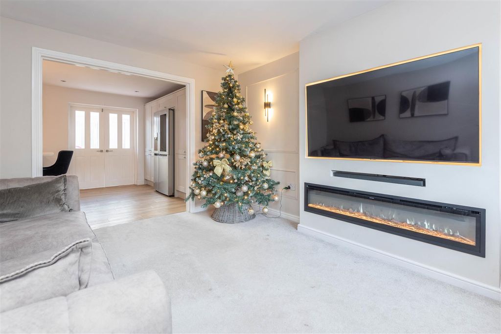 Property photo 2 of 21 Lounge