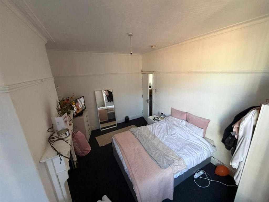 Property photo 1 of 8 Bright And Airy Bedroom With Comfortable Bed...