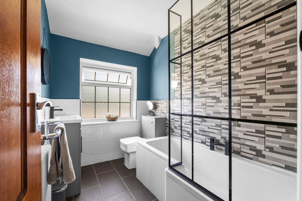 Property photo 3 of 33 Bathroom