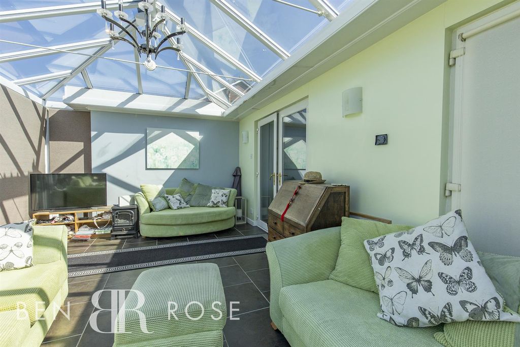Property photo 3 of 18 Conservatory