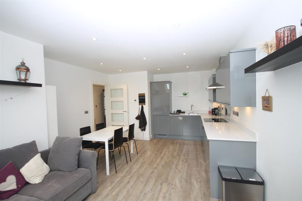 Property photo 3 of 9 Kitchen