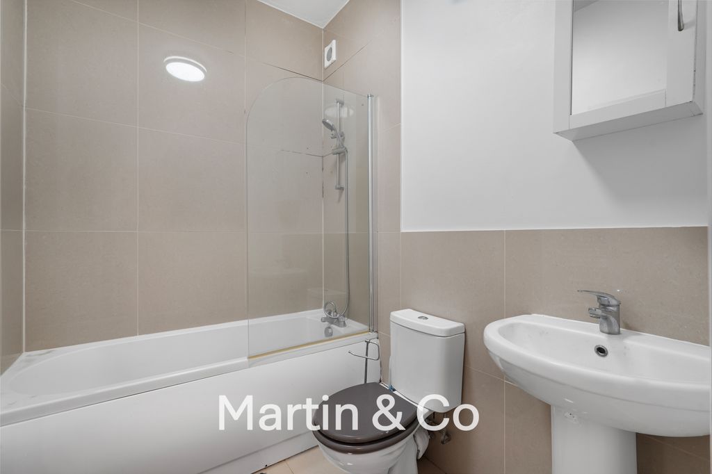 Property photo 2 of 11 1749302420 - 2 , 6 Kidderminster Road, Cr0 - 8