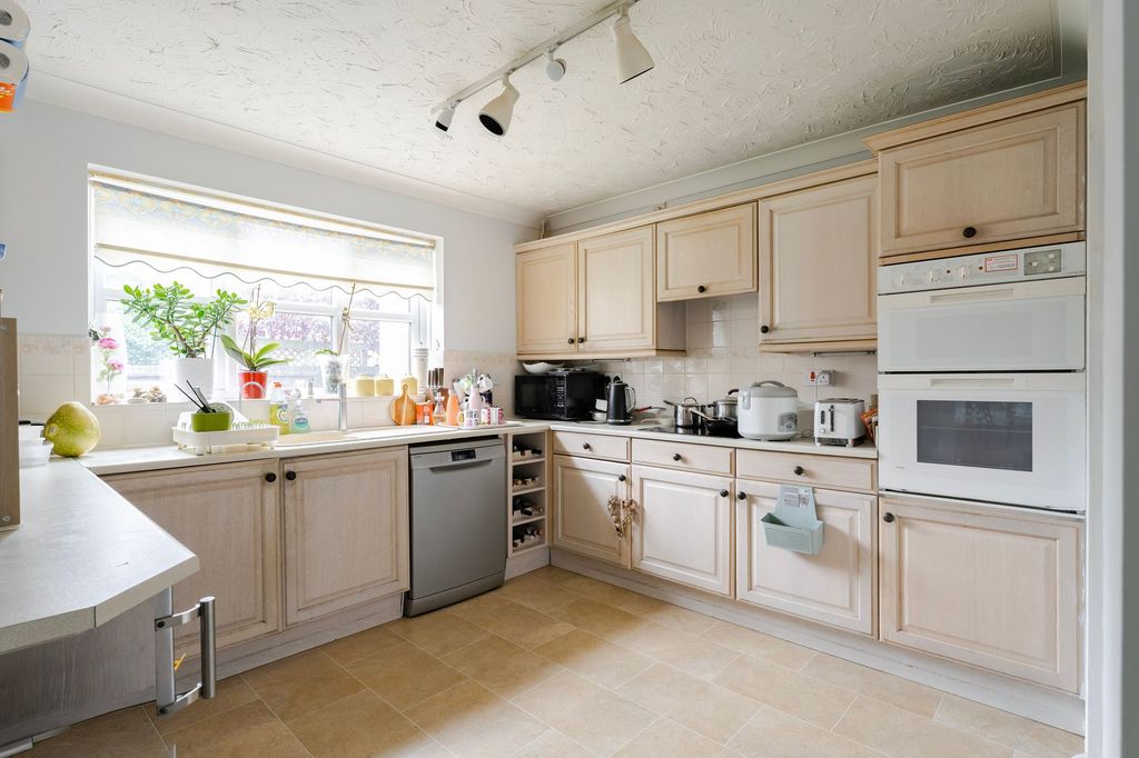 Property photo 3 of 18