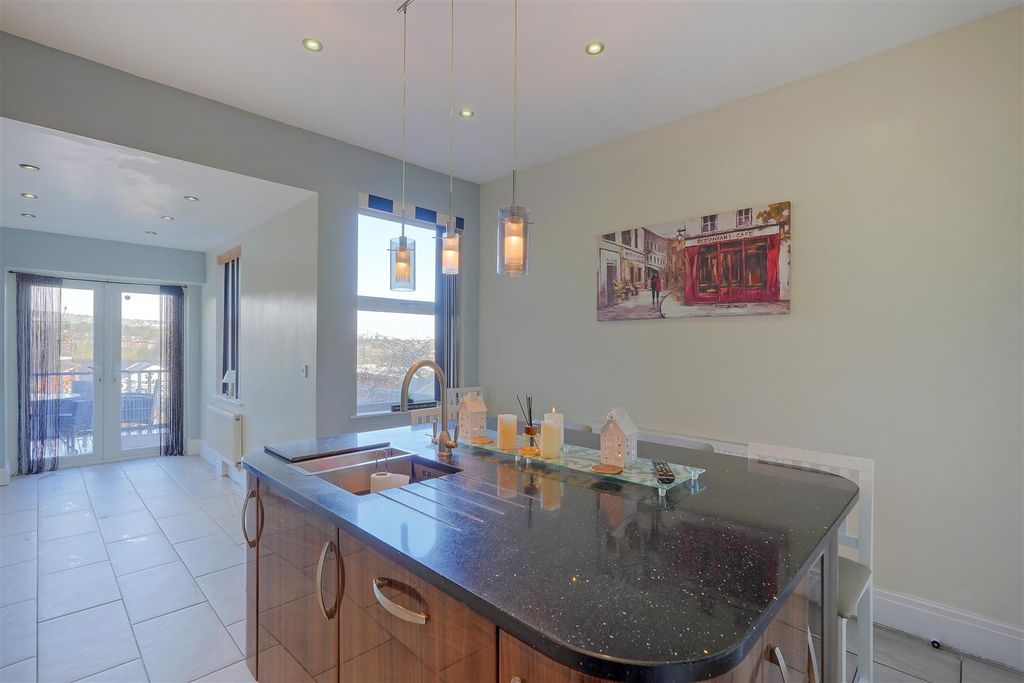 Property photo 3 of 14 Kitchen 4.Jpg