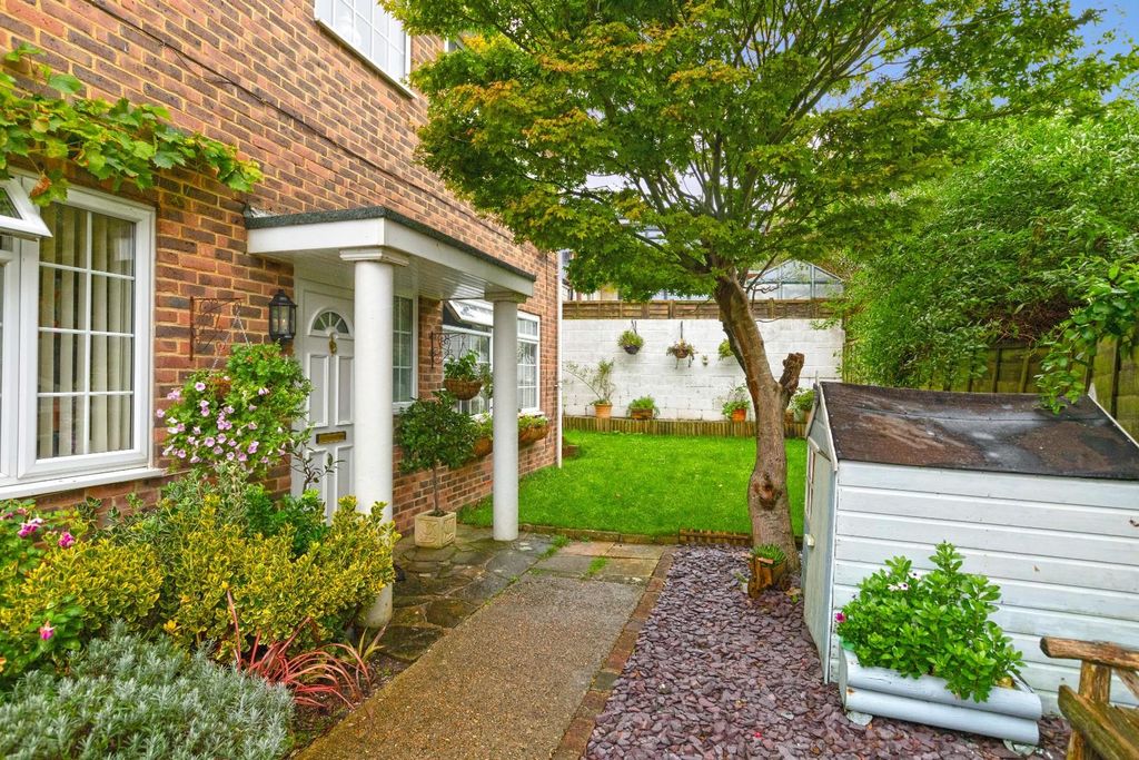 Property photo 2 of 29 2 Orchard Mews_1.Jpg