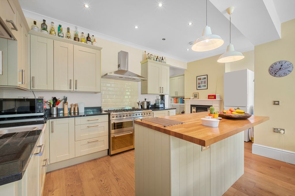 Property photo 2 of 24 Kitchen