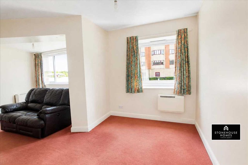 Property photo 3 of 11 Lounge